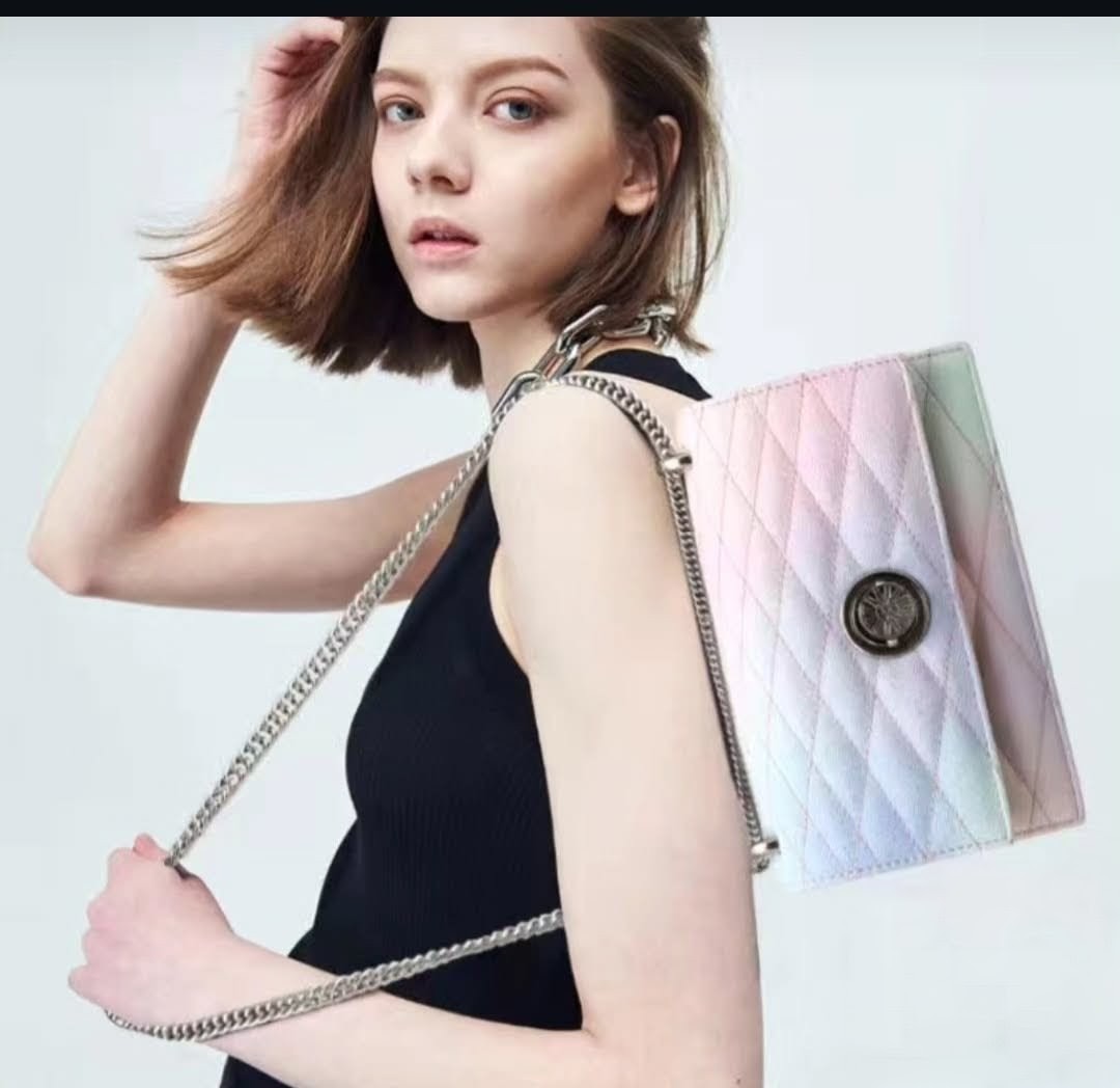 women wearing bag, demonstrate