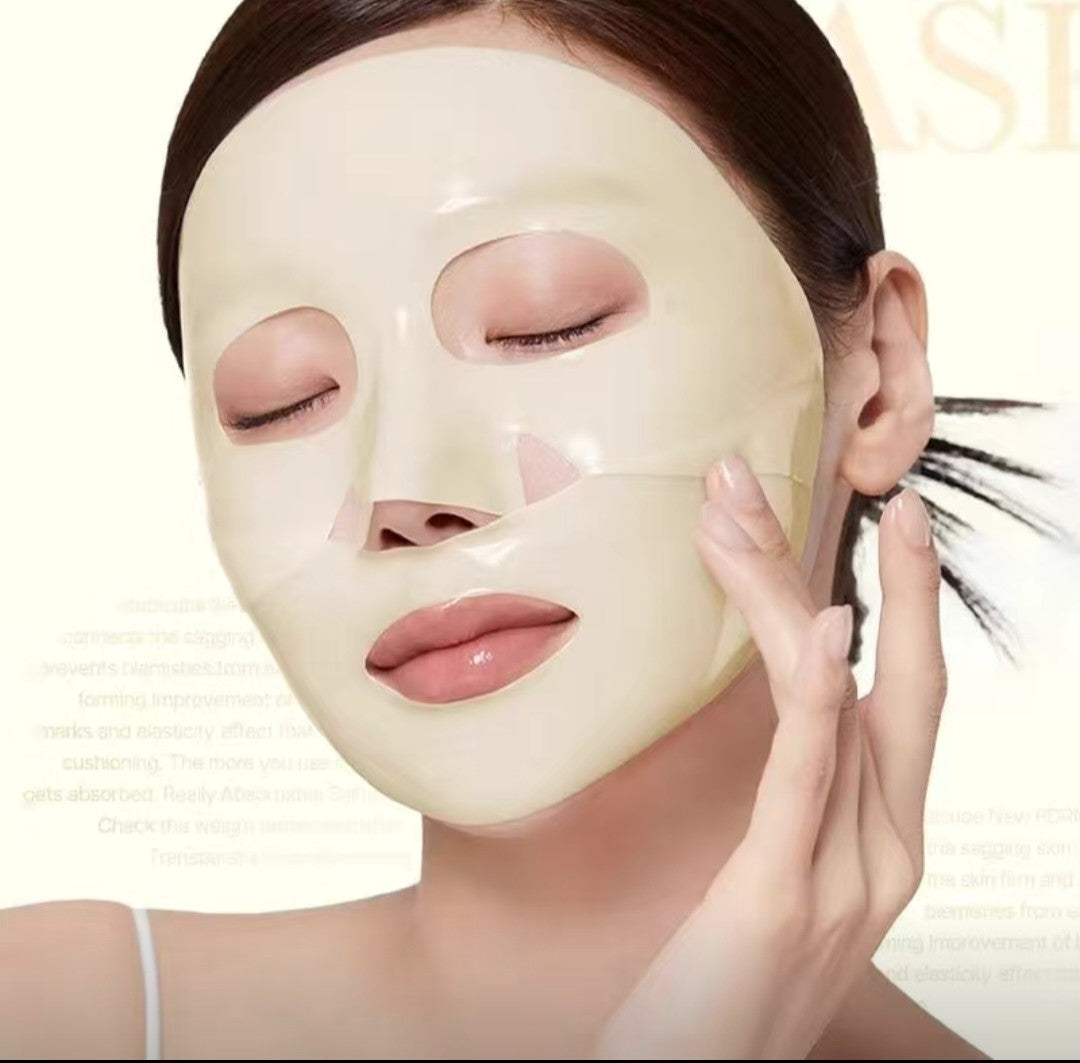 Model applying mask
Applying Medicube Kojic Acid Turmeric Brightening Gel Mask for even skin tone

